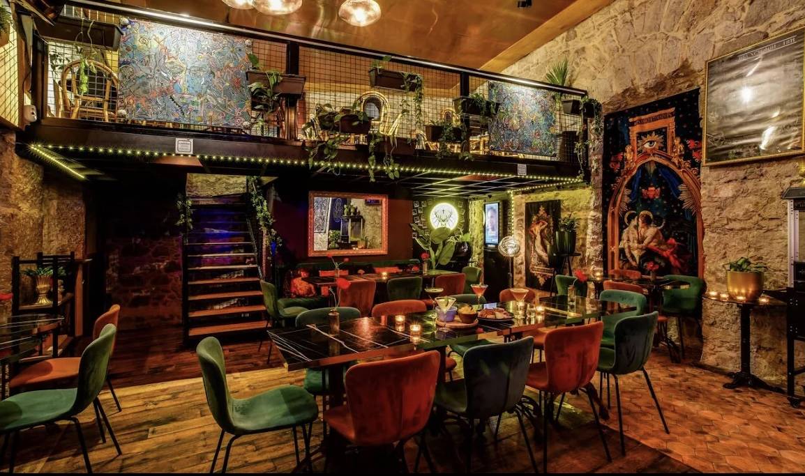 restaurant avec salle privative pour événements professionnels ou privés, proche mairie et transports, cuisine traditionnelle française et service rapide dans le vieux-Nice