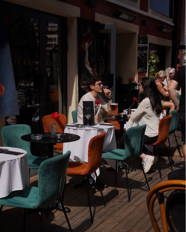 restaurant bistronomique chic à proximité de la plage avec carte de saison et service continu pour tous vos repas dans le vieux-Nice