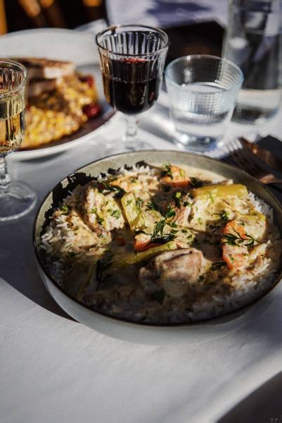 Terrasse ensoleillée à Nice : profitez du Café Noir du petit-déjeuner au déjeuner